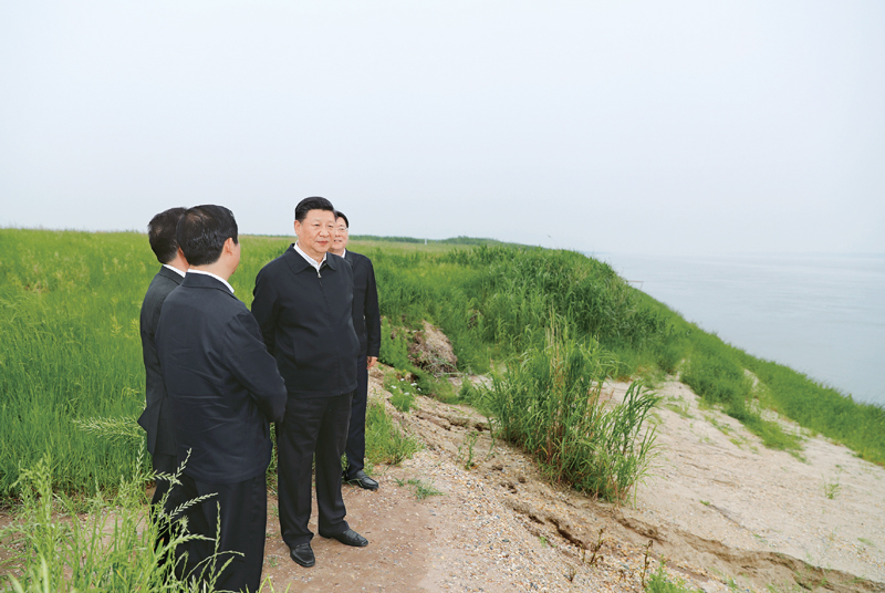 2018年4月26日下午，中共中央總書記、國(guó)家主席、中央軍委主席習(xí)近平在武漢主持召開深入推動(dòng)長(zhǎng)江經(jīng)濟(jì)帶發(fā)展座談會(huì)并發(fā)表重要講話。這是座談會(huì)前，習(xí)近平于25日下午在岳陽市君山華龍碼頭察看非法砂石碼頭取締及整治復(fù)綠、濕地修復(fù)情況。 新華社記者 謝環(huán)馳/攝