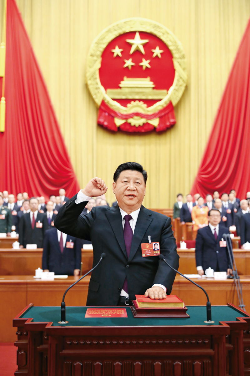 2018年3月17日，十三屆全國(guó)人大一次會(huì)議在北京人民大會(huì)堂舉行第五次全體會(huì)議。習(xí)近平當(dāng)選中華人民共和國(guó)主席、中華人民共和國(guó)中央軍事委員會(huì)主席。這是習(xí)近平進(jìn)行憲法宣誓。 新華社記者 鞠鵬/攝