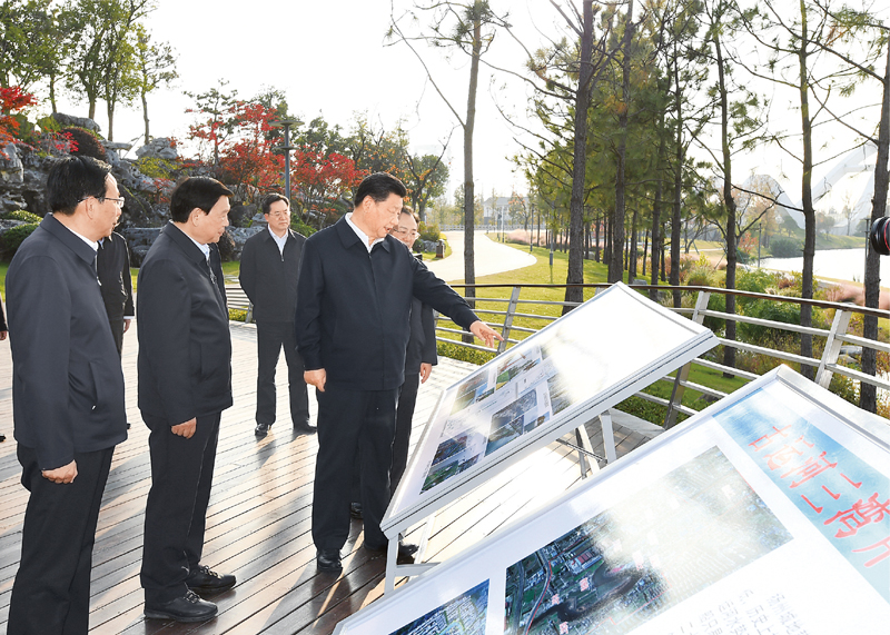 2020年11月12日至13日，中共中央總書記、國(guó)家主席、中央軍委主席習(xí)近平在江蘇考察。這是13日下午，習(xí)近平在揚(yáng)州市運(yùn)河三灣生態(tài)文化公園考察，了解運(yùn)河生態(tài)環(huán)境保護(hù)修復(fù)情況。 新華社記者 謝環(huán)馳/攝