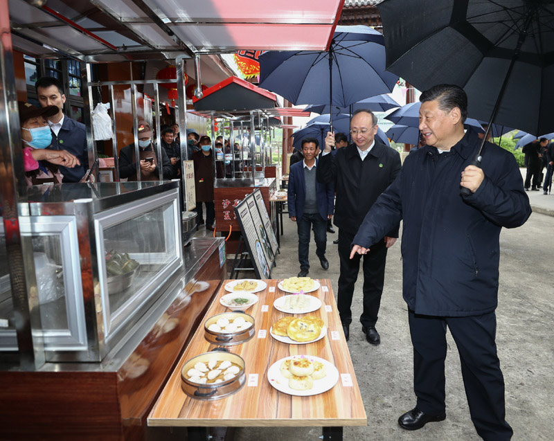 3月22日至25日，中共中央總書記、國家主席、中央軍委主席習(xí)近平在福建考察。這是23日下午，習(xí)近平在三明沙縣夏茂鎮(zhèn)俞邦村考察時，在小吃攤邊同鄉(xiāng)親們親切交談。新華社記者 鞠鵬 攝