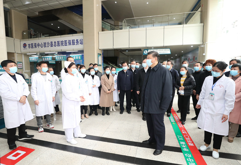 3月22日至25日，中共中央總書記、國家主席、中央軍委主席習(xí)近平在福建考察。這是23日上午，習(xí)近平在三明沙縣總醫(yī)院住院樓一層大廳，聽取醫(yī)改情況介紹。新華社記者 王曄 攝