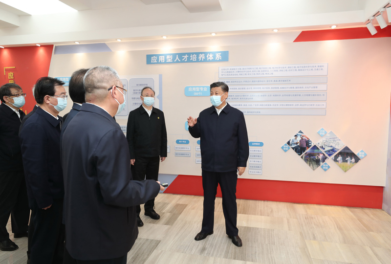 3月22日至25日，中共中央總書記、國家主席、中央軍委主席習(xí)近平在福建考察。這是25日上午，習(xí)近平在福州閩江學(xué)院，參觀校史和應(yīng)用型辦學(xué)成果展示。新華社記者 王曄 攝