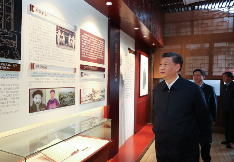 3月22日至25日，中共中央總書記、國家主席、中央軍委主席習(xí)近平在福建考察。這是24日下午，習(xí)近平在福州三坊七巷歷史文化街區(qū)參觀嚴(yán)復(fù)故居。新華社記者 鞠鵬 攝