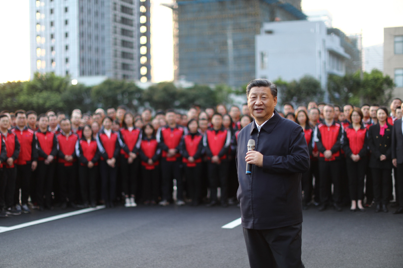 3月22日至25日，中共中央總書記、國家主席、中央軍委主席習(xí)近平在福建考察。這是24日下午，習(xí)近平在福州福建福光股份有限公司考察時，同企業(yè)員工親切交流。新華社記者 鞠鵬 攝