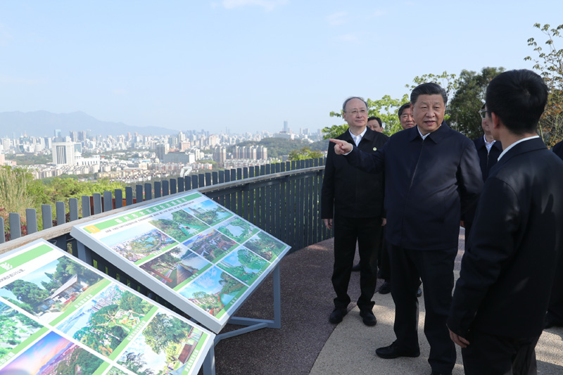 3月22日至25日，中共中央總書記、國家主席、中央軍委主席習(xí)近平在福建考察。這是24日下午，習(xí)近平在福州福山郊野公園觀景平臺，聽取城市生態(tài)公園規(guī)劃建設(shè)、城市水系綜合治理情況匯報。新華社記者 鞠鵬 攝
