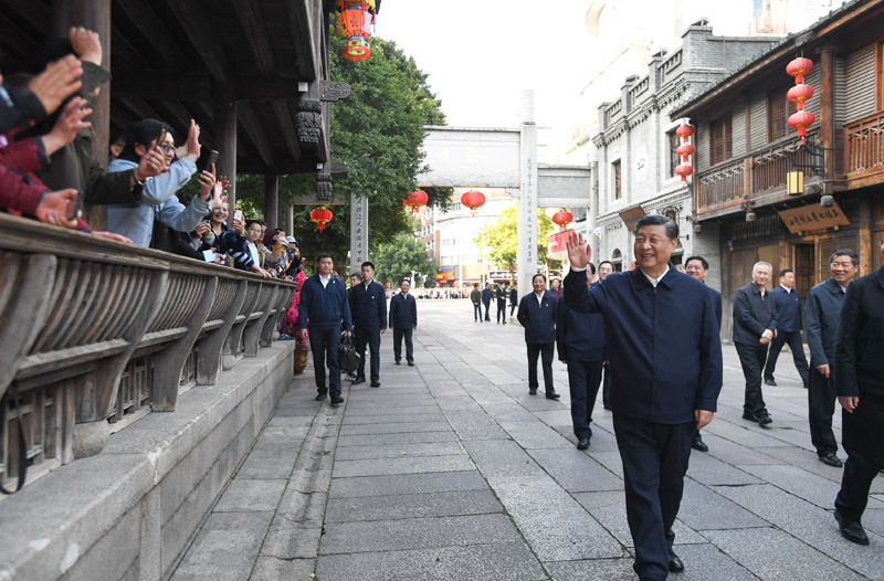 3月22日至25日，中共中央總書記、國家主席、中央軍委主席習(xí)近平在福建考察。這是24日下午，習(xí)近平在福州三坊七巷歷史文化街區(qū)考察時，向游客和市民招手致意。新華社記者 燕雁 攝