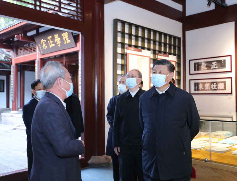 3月22日至25日，中共中央總書記、國家主席、中央軍委主席習(xí)近平在福建考察。這是22日下午，習(xí)近平在南平武夷山朱熹園，了解朱熹生平及理學(xué)研究等情況。新華社記者 鞠鵬 攝