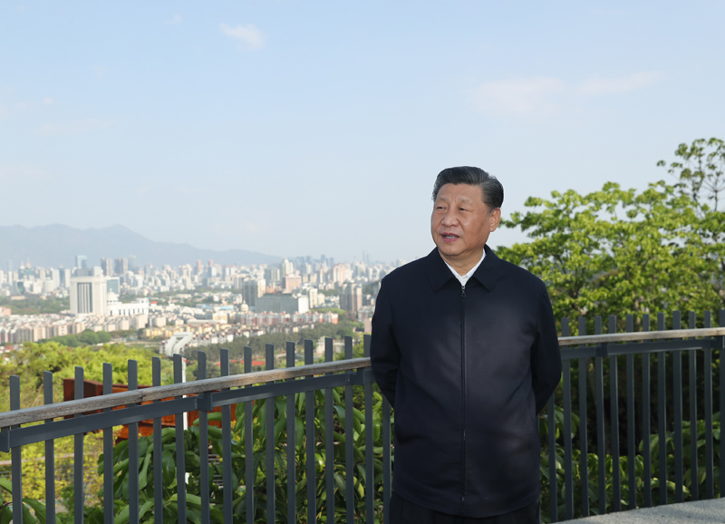 3月22日至25日，中共中央總書記、國家主席、中央軍委主席習(xí)近平在福建考察。這是24日下午，習(xí)近平在福州福山郊野公園觀景平臺，聽取城市生態(tài)公園規(guī)劃建設(shè)、城市水系綜合治理情況匯報。新華社記者 鞠鵬 攝