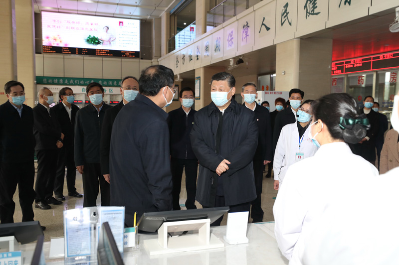 3月22日至25日，中共中央總書記、國家主席、中央軍委主席習(xí)近平在福建考察。這是23日上午，習(xí)近平在三明沙縣總醫(yī)院住院樓一層大廳，聽取醫(yī)改情況介紹。新華社記者 王曄 攝