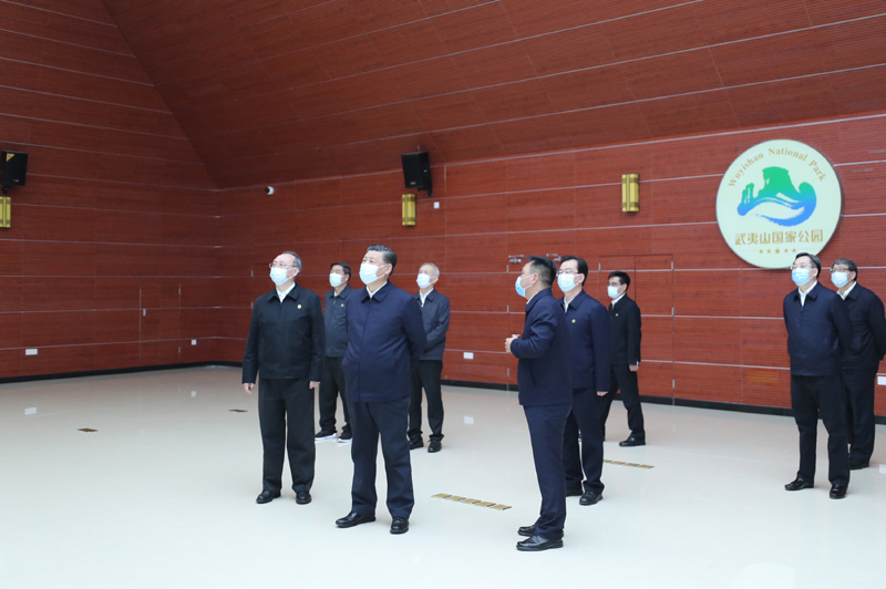 3月22日至25日，中共中央總書記、國家主席、中央軍委主席習(xí)近平在福建考察。這是22日下午，習(xí)近平在南平武夷山國家公園智慧管理中心，察看智慧管理平臺運行情況。新華社記者 鞠鵬 攝