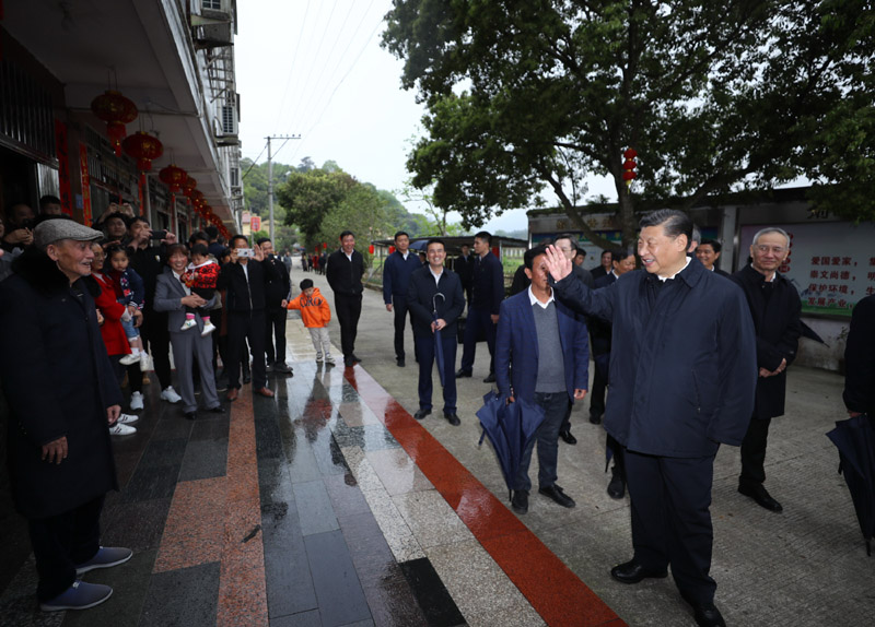 3月22日至25日，中共中央總書記、國家主席、中央軍委主席習(xí)近平在福建考察。這是23日下午，習(xí)近平在三明沙縣夏茂鎮(zhèn)俞邦村考察時，同村民親切交流。新華社記者 鞠鵬 攝