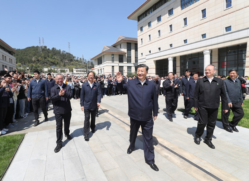 3月22日至25日，中共中央總書記、國家主席、中央軍委主席習(xí)近平在福建考察。這是25日上午，習(xí)近平在福州閩江學(xué)院考察時，向師生們揮手致意。新華社記者 王曄 攝