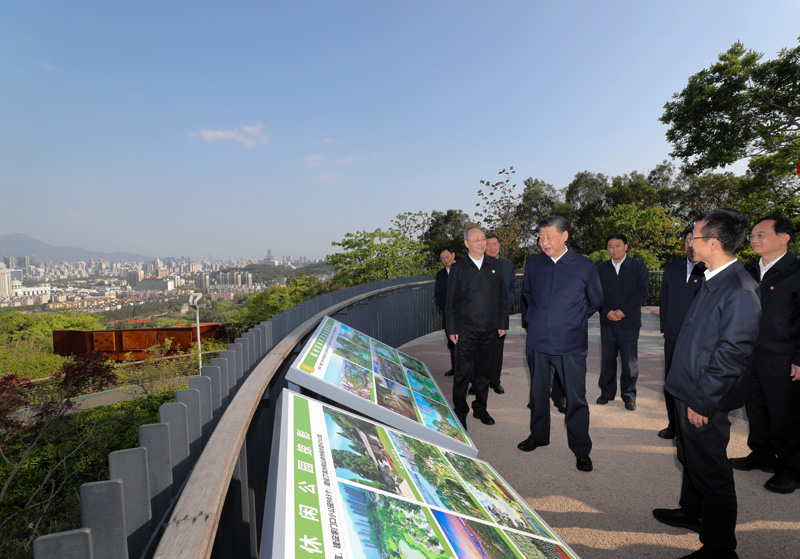3月22日至25日，中共中央總書記、國家主席、中央軍委主席習(xí)近平在福建考察。這是24日下午，習(xí)近平在福州福山郊野公園觀景平臺，聽取城市生態(tài)公園規(guī)劃建設(shè)、城市水系綜合治理情況匯報。新華社記者 王曄 攝