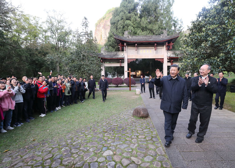 3月22日至25日，中共中央總書記、國家主席、中央軍委主席習(xí)近平在福建考察。這是22日下午，習(xí)近平在南平武夷山朱熹園考察時，向游客招手致意。新華社記者 王曄 攝