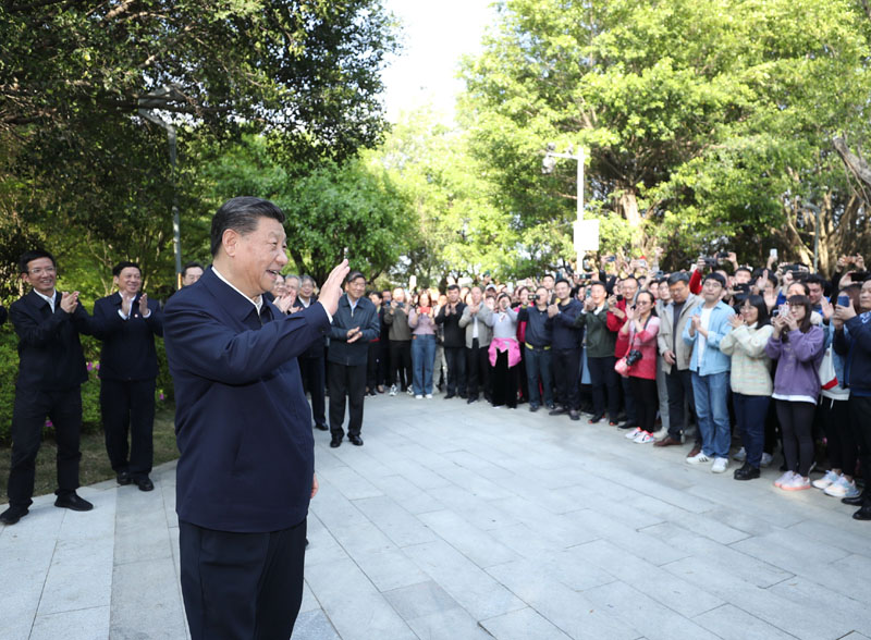 3月22日至25日，中共中央總書記、國家主席、中央軍委主席習(xí)近平在福建考察。這是24日下午，習(xí)近平在福州福山郊野公園考察時，向市民們招手致意。新華社記者 鞠鵬 攝