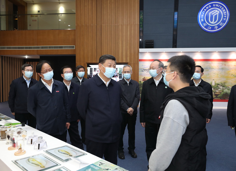 3月22日至25日，中共中央總書記、國家主席、中央軍委主席習(xí)近平在福建考察。這是25日上午，習(xí)近平在福州閩江學(xué)院，參觀校史和應(yīng)用型辦學(xué)成果展示。新華社記者 王曄 攝