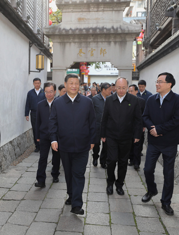 3月22日至25日，中共中央總書記、國家主席、中央軍委主席習(xí)近平在福建考察。這是24日下午，習(xí)近平在福州三坊七巷歷史文化街區(qū)步行察看郎官巷。新華社記者 王曄 攝