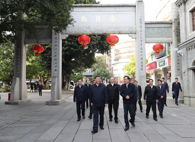 3月22日至25日，中共中央總書記、國家主席、中央軍委主席習(xí)近平在福建考察。這是24日下午，習(xí)近平在福州三坊七巷歷史文化街區(qū)步行察看南后街。新華社記者 王曄 攝