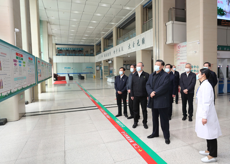 3月22日至25日，中共中央總書記、國家主席、中央軍委主席習(xí)近平在福建考察。這是23日上午，習(xí)近平在三明沙縣總醫(yī)院住院樓一層大廳，聽取醫(yī)改情況介紹。新華社記者 王曄 攝