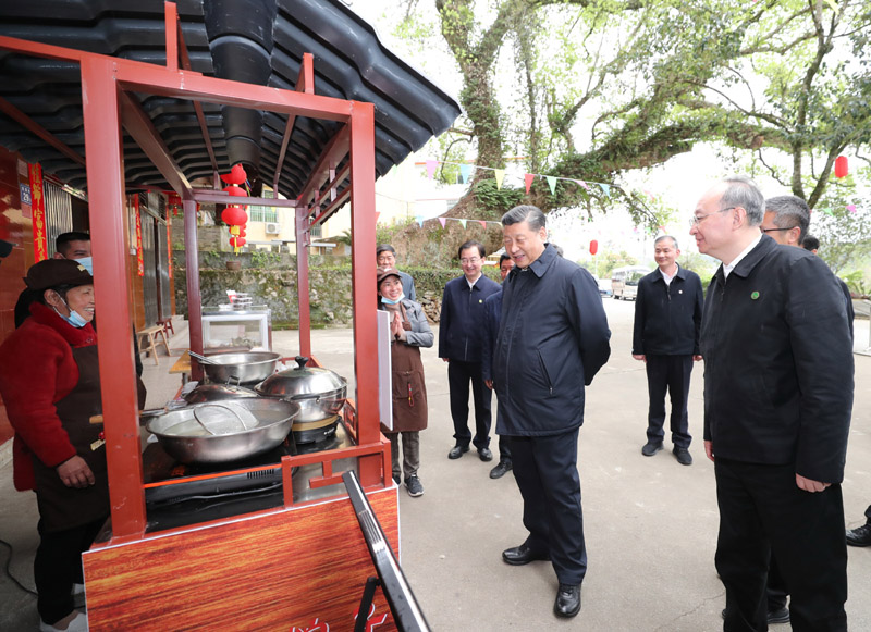 3月22日至25日，中共中央總書記、國家主席、中央軍委主席習(xí)近平在福建考察。這是23日下午，習(xí)近平在三明沙縣夏茂鎮(zhèn)俞邦村考察時，在小吃攤邊同鄉(xiāng)親們親切交談。新華社記者 王曄 攝