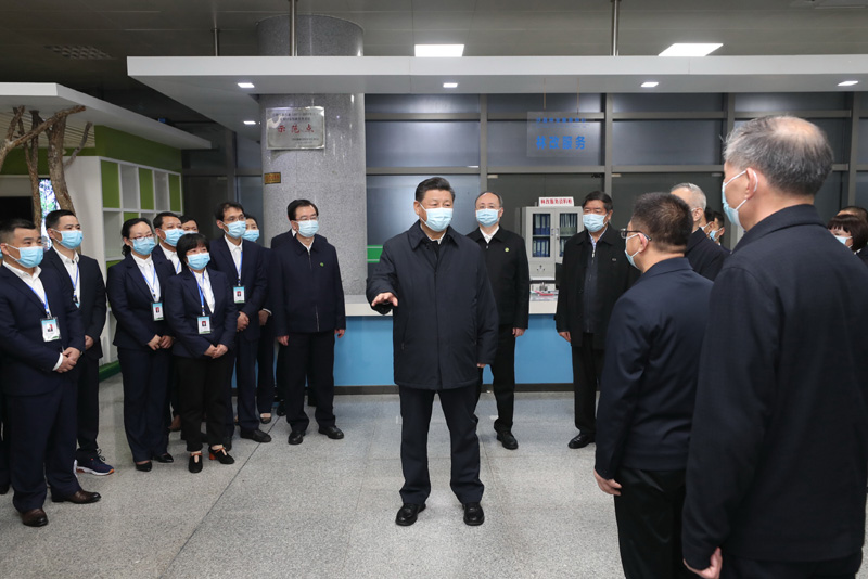 3月22日至25日，中共中央總書記、國家主席、中央軍委主席習(xí)近平在福建考察。這是23日下午，習(xí)近平在三明沙縣農(nóng)村產(chǎn)權(quán)交易中心考察時，同工作人員、辦事群眾等親切交流。新華社記者 王曄 攝