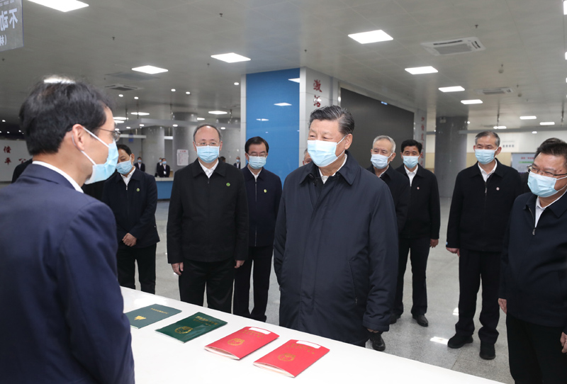 3月22日至25日，中共中央總書記、國家主席、中央軍委主席習(xí)近平在福建考察。這是23日下午，習(xí)近平在三明沙縣農(nóng)村產(chǎn)權(quán)交易中心考察。新華社記者 王曄 攝