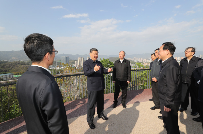 3月22日至25日，中共中央總書記、國家主席、中央軍委主席習(xí)近平在福建考察。這是24日下午，習(xí)近平在福州福山郊野公園觀景平臺，聽取城市生態(tài)公園規(guī)劃建設(shè)、城市水系綜合治理情況匯報。新華社記者 王曄 攝