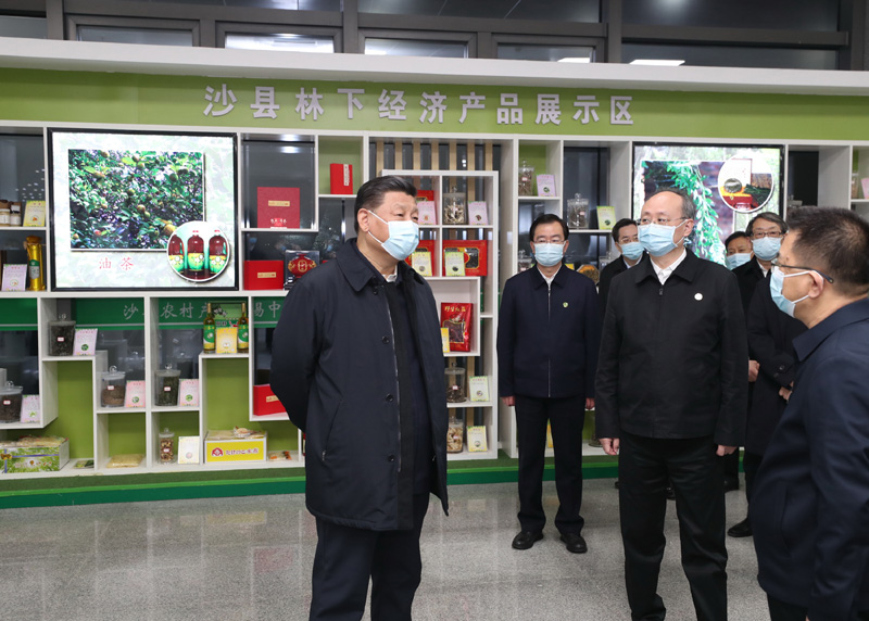 3月22日至25日，中共中央總書記、國家主席、中央軍委主席習(xí)近平在福建考察。這是23日下午，習(xí)近平在三明沙縣農(nóng)村產(chǎn)權(quán)交易中心考察。新華社記者 王曄 攝