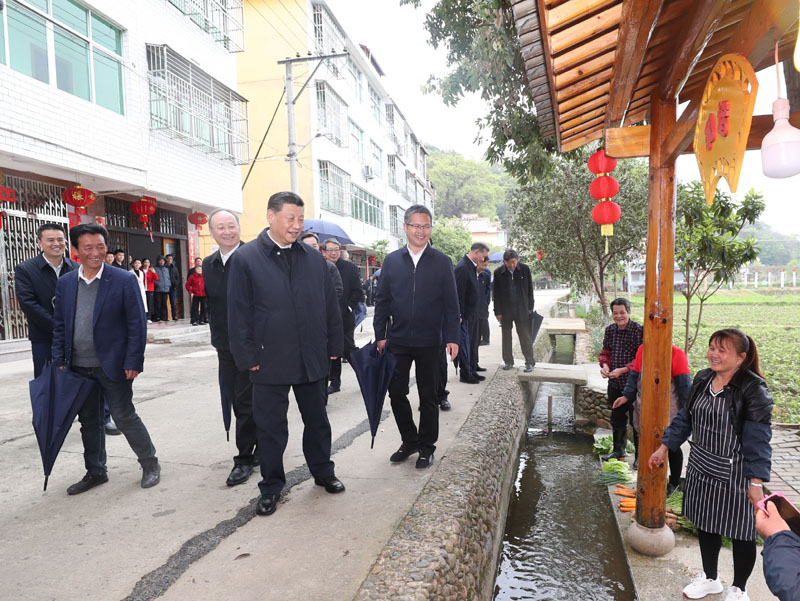 3月22日至25日，中共中央總書記、國家主席、中央軍委主席習(xí)近平在福建考察。這是23日下午，習(xí)近平在三明沙縣夏茂鎮(zhèn)俞邦村考察時，同村民親切交流。新華社記者 王曄 攝