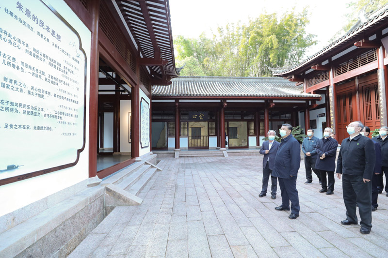 3月22日至25日，中共中央總書記、國家主席、中央軍委主席習(xí)近平在福建考察。這是22日下午，習(xí)近平在南平武夷山朱熹園，了解朱熹生平及理學(xué)研究等情況。新華社記者 鞠鵬 攝