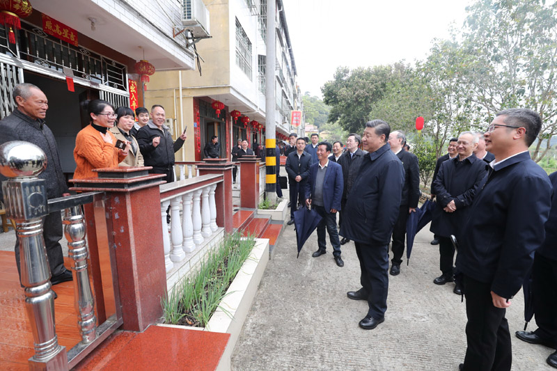 3月22日至25日，中共中央總書記、國家主席、中央軍委主席習(xí)近平在福建考察。這是23日下午，習(xí)近平在三明沙縣夏茂鎮(zhèn)俞邦村考察時，同村民親切交流。新華社記者 王曄 攝