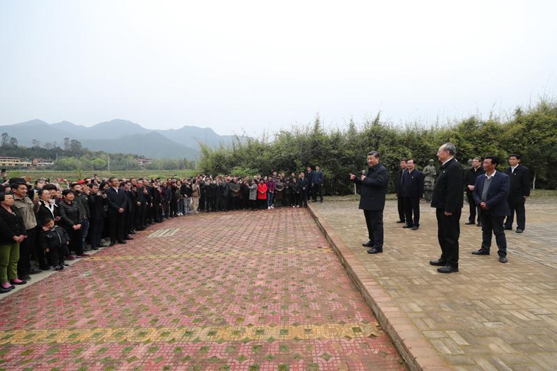 3月22日至25日，中共中央總書記、國家主席、中央軍委主席習(xí)近平在福建考察。這是23日下午，習(xí)近平在三明沙縣夏茂鎮(zhèn)俞邦村考察時，同鄉(xiāng)親們親切交流。新華社記者 王曄 攝